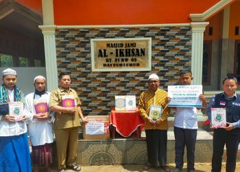 LAZ Al Azhar Cilacap Salurkan Wakaf Al Quran untuk Cetak Generasi Qurani