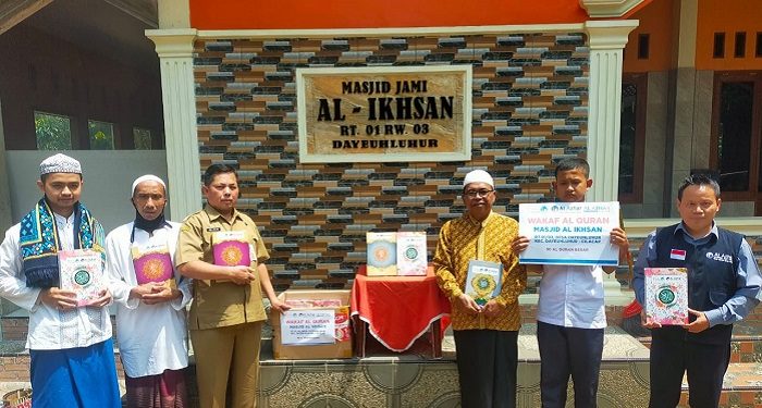 LAZ Al Azhar Cilacap Salurkan Wakaf Al Quran untuk Cetak Generasi Qurani