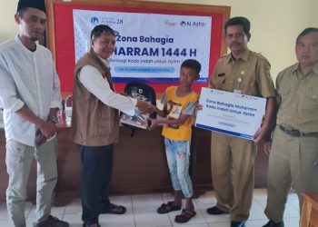 LAZ Al Azhar Jawa Tengah Salurkan Paket Peralatan Sekolah untuk Anak Yatim