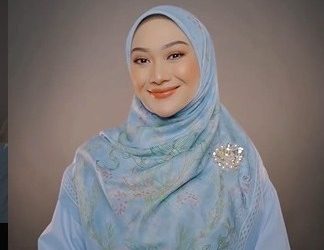 Tutorial Hijab Menutup Dada ala Indah Nada Puspita