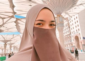 Masya Allah, Citra Kirana Tampil Bercadar Saat Umroh Bersama Suami dan Putra Pertamanya