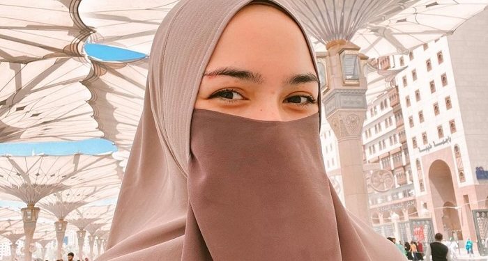 Masya Allah, Citra Kirana Tampil Bercadar Saat Umroh Bersama Suami dan Putra Pertamanya