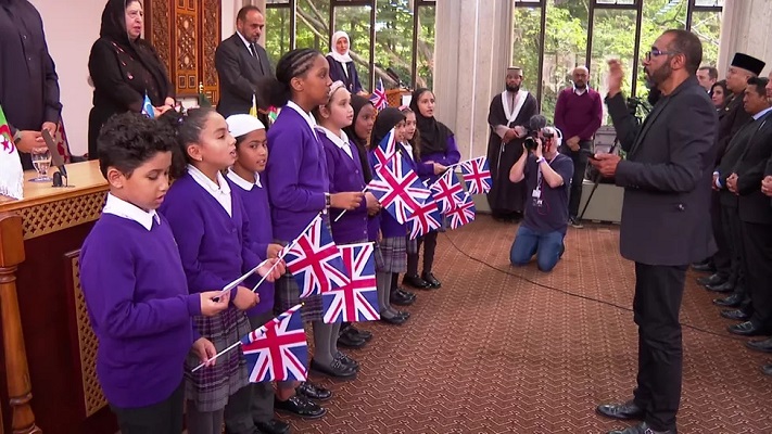 70 Siswa Sekolah Muslim Menyanyikan God Save the King di Masjid London