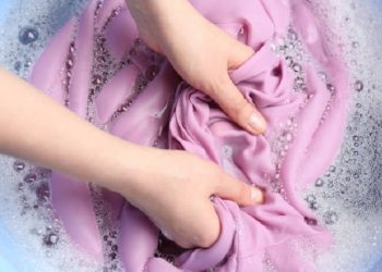 Tips Menghilangkan Noda Membandel pada Pakaian Berwarna