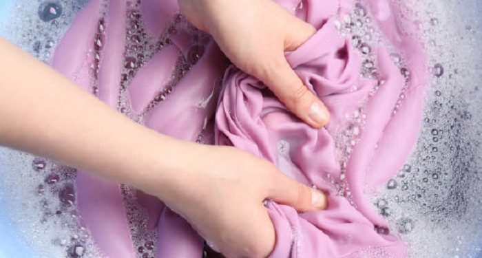 Tips Menghilangkan Noda Membandel pada Pakaian Berwarna