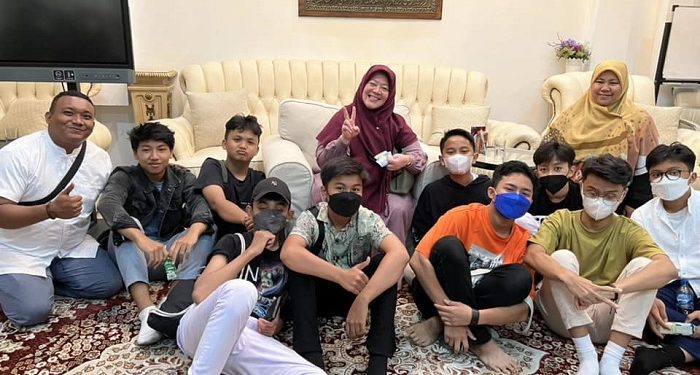 Senang berjumpa pemuda penerus bangsa yang cerdas, aktif dan beriman.