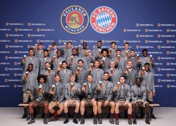 Dua Bintang yang Tak Angkat Bir Saat Sesi Foto Bayern Muenchen Ini Temukan Ketenangan dalam Shalat