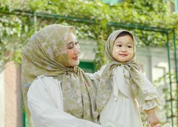 Suka Pakai Baju Kembar, Yuk Simak Gaya Kompak Dian Pelangi bersama Sang Anak