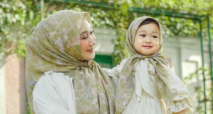 Suka Pakai Baju Kembar, Yuk Simak Gaya Kompak Dian Pelangi bersama Sang Anak