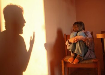 Mengatasi Kesalahan Saat Kelepasan Membentak Anak