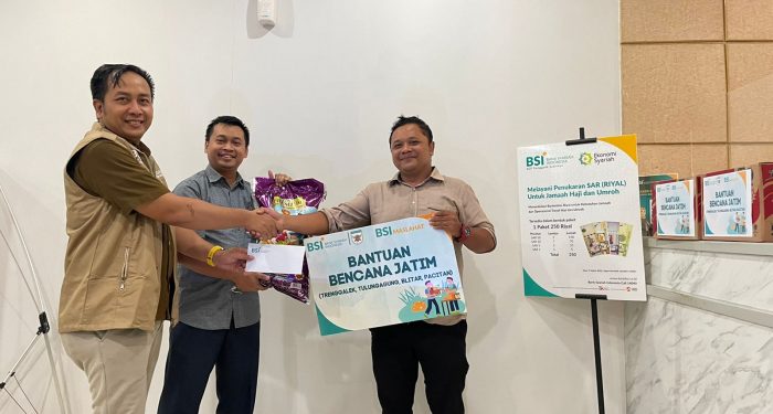 BSI Maslahat Serahkan Bantuan kepada penyintas Banjir Trenggalek dan Tulungagung Jawa Timur