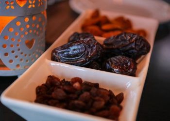 Rasulullah Menyuapi Bayi dengan Kunyahan Kurma