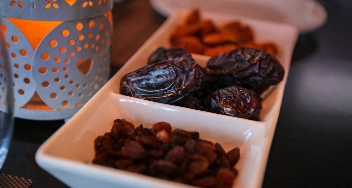 Rasulullah Menyuapi Bayi dengan Kunyahan Kurma