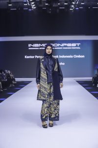 Bernuansa Batik Ciwaringin, Nina Nugroho Hadirkan Koleksi Busana Kerja Muslimah
