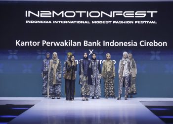 Bernuansa Batik Ciwaringin, Nina Nugroho Hadirkan Koleksi Busana Kerja Muslimah