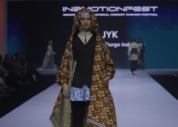 Konsisten Gunakan Wastra Nusantara, JYK Raih Penghargaan Genius of Gianni Versace Award