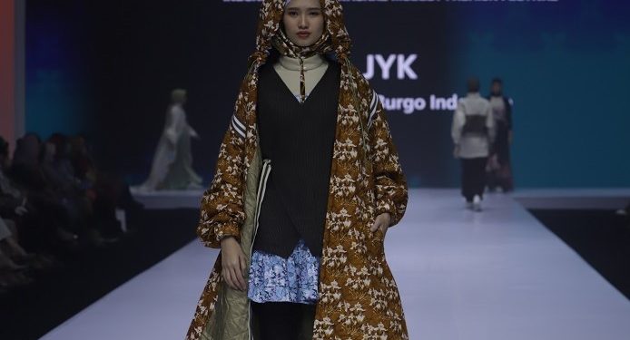 Konsisten Gunakan Wastra Nusantara, JYK Raih Penghargaan Genius of Gianni Versace Award