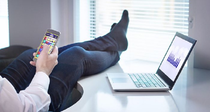 Al-Anbiya' Ayat 1, Dua Penyakit yang Menghalangi Manusia Beribadah