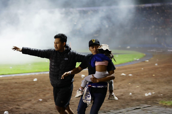 Tips Mengajak Anak Menyaksikan Pertandingan Sepak Bola di Stadion - Chanelmuslim.com