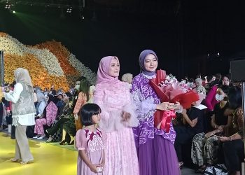 Peringati Hari Batik Nasional, Sederet Artis Ramaikan Fashion Show Basundari