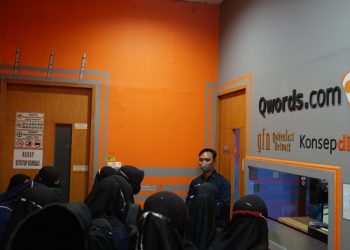 Santri RGI Lakukan Factory Tour ke PT Qwords Company International