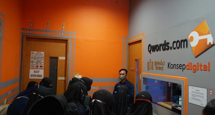 Santri RGI Lakukan Factory Tour ke PT Qwords Company International