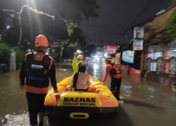 BAZNAS Kerahkan Tim Bantu Evakuasi Korban Banjir di Jakarta