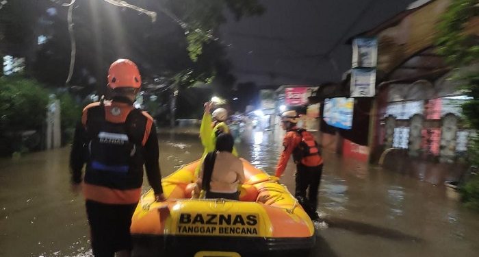 BAZNAS Kerahkan Tim Bantu Evakuasi Korban Banjir di Jakarta