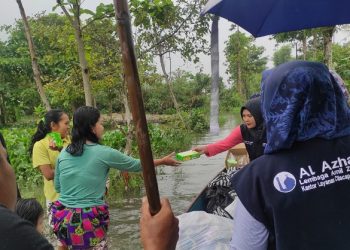 LAZ Al Azhar Cilacap Distribusikan Ribuan Bantuan Makanan Siap Saji untuk Korban Banjir