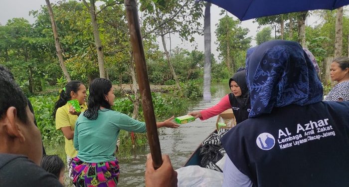 LAZ Al Azhar Cilacap Distribusikan Ribuan Bantuan Makanan Siap Saji untuk Korban Banjir