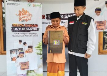 Hari Santri Nasional, Laznas BMH Bagikan 1.444 Sarung untuk Santri di Jawa Timur