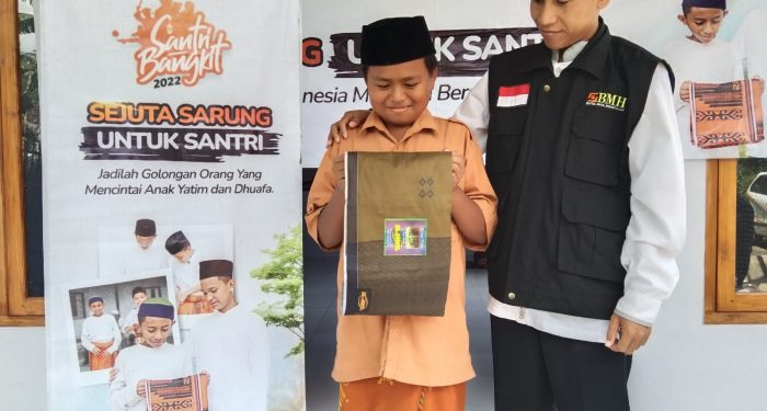 Hari Santri Nasional, Laznas BMH Bagikan 1.444 Sarung untuk Santri di Jawa Timur