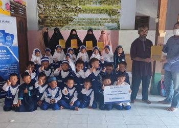 LAZ Al Azhar Jawa Tengah Salurkan Al Quran Cetak Santri Penghafal Quran