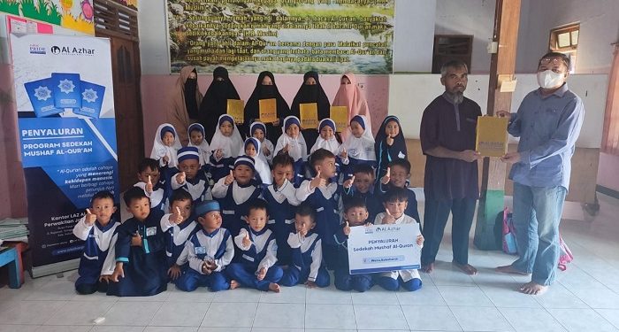 LAZ Al Azhar Jawa Tengah Salurkan Al Quran Cetak Santri Penghafal Quran