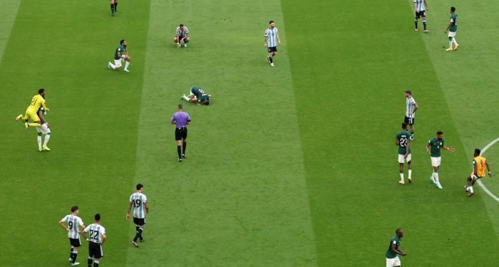 Tim Sepakbola Arab Saudi Menang Mengejutkan atas Argentina, Pemain Sujud Syukur