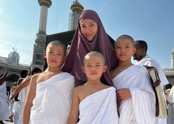 Pertama Kali Ratna Galih Ajak Ketiga Anaknya Umrah, Begini Tips Menyemangatinya