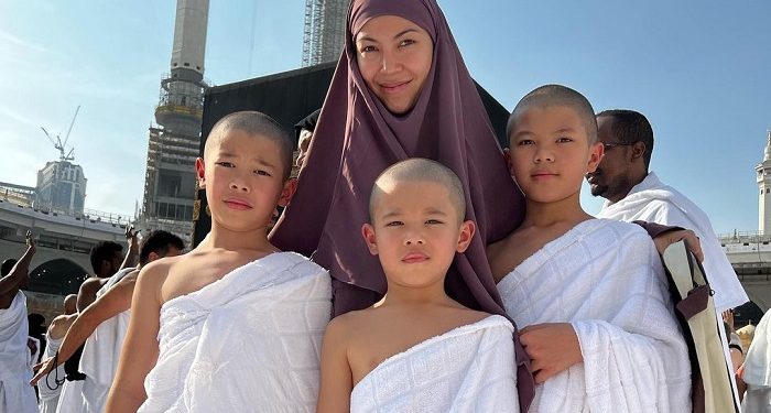 Pertama Kali Ratna Galih Ajak Ketiga Anaknya Umrah, Begini Tips Menyemangatinya