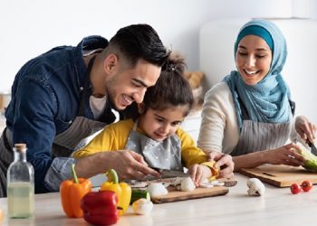MENCIPTAKAN memori positif anak kita di masa kecilnya membantunya tumbuh dengan kepribadian yang positif pula. Kebahagiaan anak di masa dewasa bergantung dengan kebahagiannya di masa kecil, kekecewaannya di masa dewasa bergantung pula pada kekecewaannya di masa kecil.