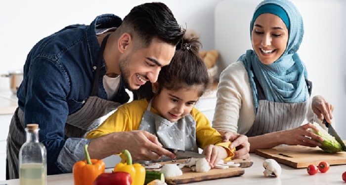 MENCIPTAKAN memori positif anak kita di masa kecilnya membantunya tumbuh dengan kepribadian yang positif pula. Kebahagiaan anak di masa dewasa bergantung dengan kebahagiannya di masa kecil, kekecewaannya di masa dewasa bergantung pula pada kekecewaannya di masa kecil.