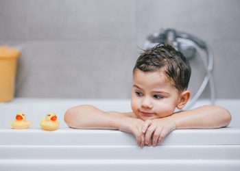 Tips Mengajak Anak Agar Mau Mandi
