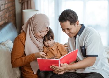 Perilaku Mulia Ayah dan Ibu yang Sayang Anak