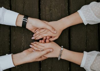 Percakapan Serius dan Santai dalam Keluarga Harmonis