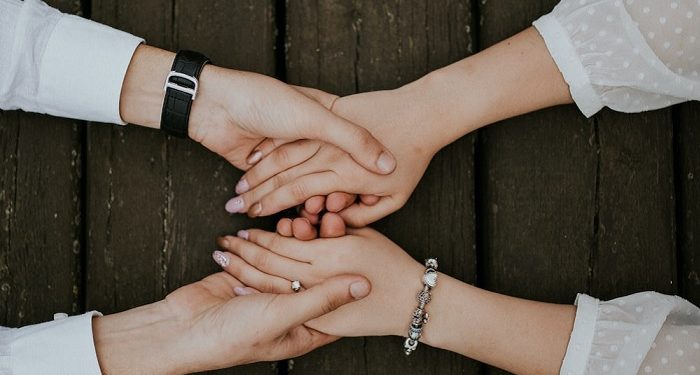 Percakapan Serius dan Santai dalam Keluarga Harmonis