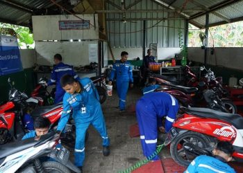 Santri RGI Berikan Layanan Ganti Oli Motor Gratis