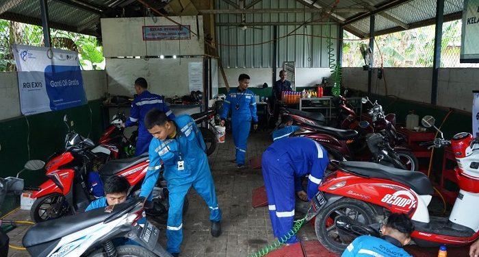 Santri RGI Berikan Layanan Ganti Oli Motor Gratis