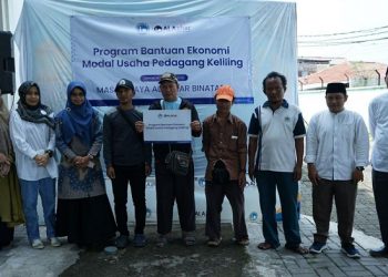 Dukung Kemajuan UMKM, LAZ Al Azhar Salurkan Bantuan Modal Usaha Pedagang Keliling