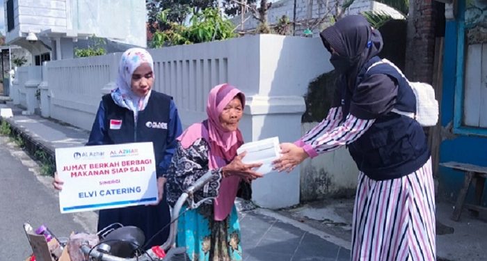 Jumat Berkah, LAZ Al Azhar Cilacap Bagikan Ratusan Paket Makanan Siap Saji