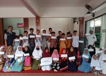 LAZ Al Azhar Salurkan Beasiswa Pendidikan untuk Anak-anak Yatim Dhuafa