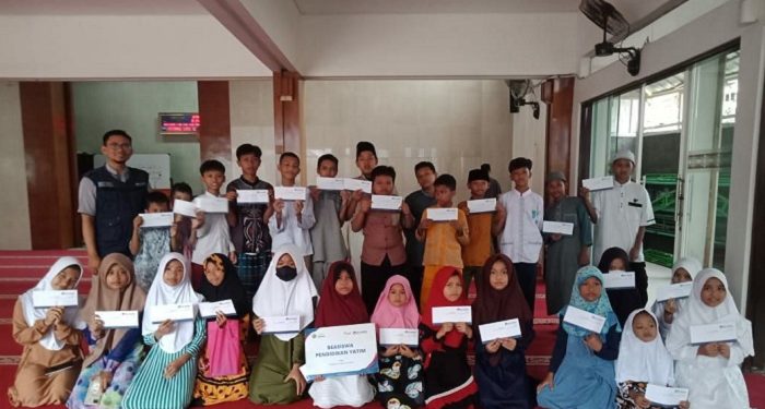 LAZ Al Azhar Salurkan Beasiswa Pendidikan untuk Anak-anak Yatim Dhuafa
