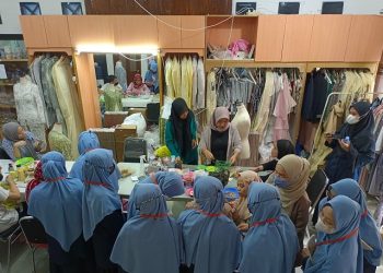Santri RGI Sambangi Usaha Fashion Wiranti Kurnia Bride